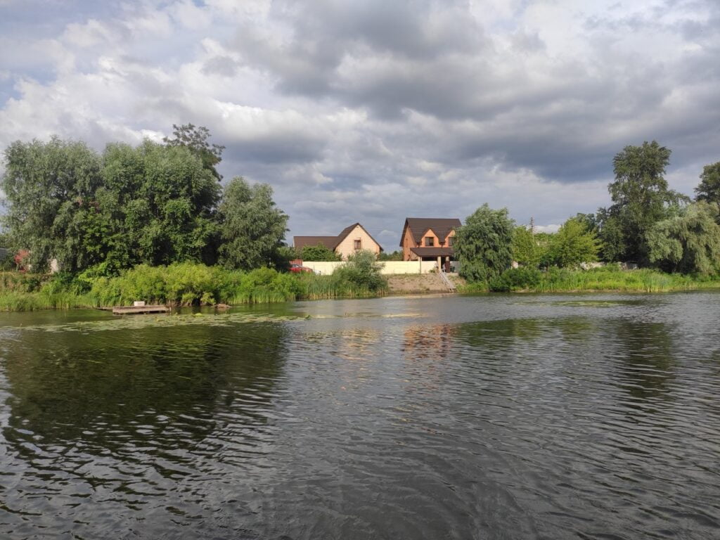 Дім в Києві подобово погодинно на березі річки